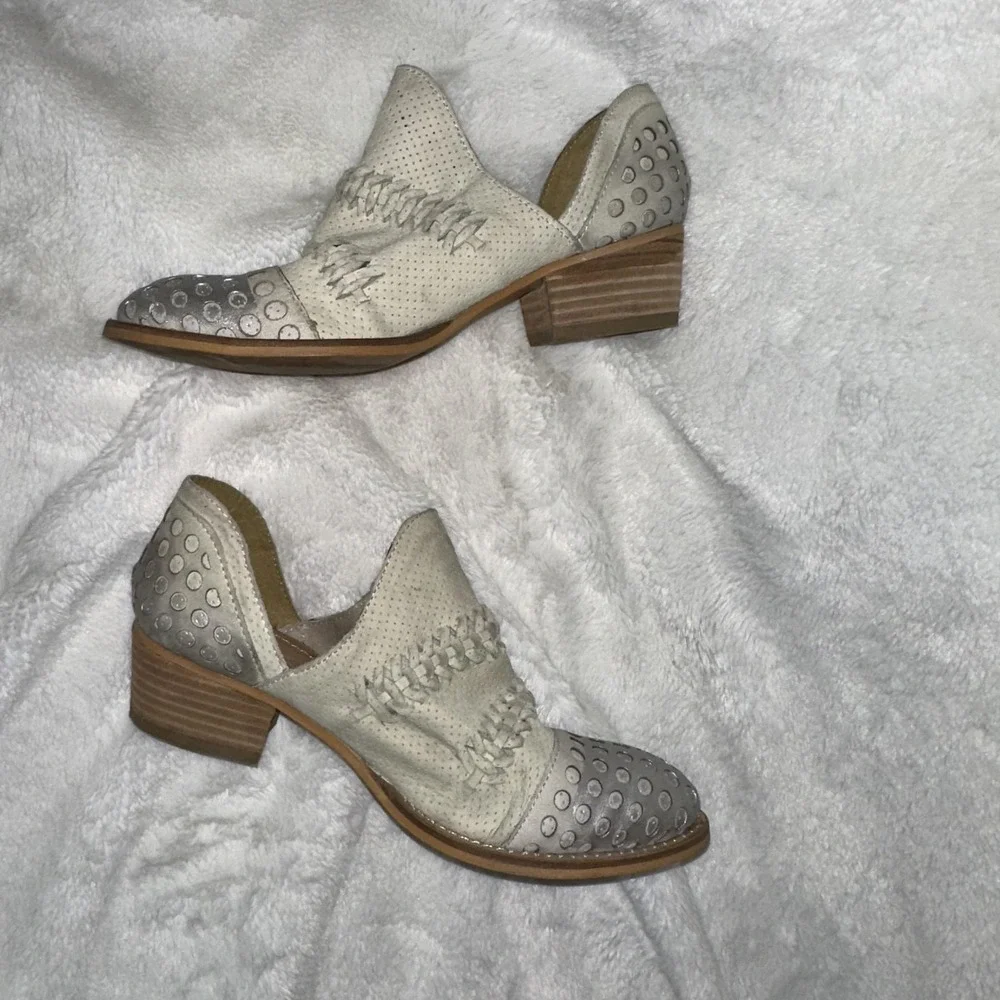 Rebels 6.5 Western Cutout Low Heel Leather Bootie Silver Ivory Festival Boho‎